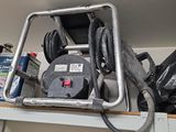 une étagère métallique sur laquelle sont posés des outils, dans un garage