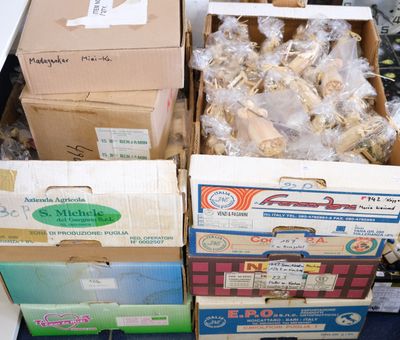 de nombreuses boîtes de nourriture posées par terre