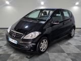 une photo d'une mercedes noire de classe b garée dans un garage