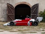 une voiture de course rouge et blanche garée devant un immeuble
