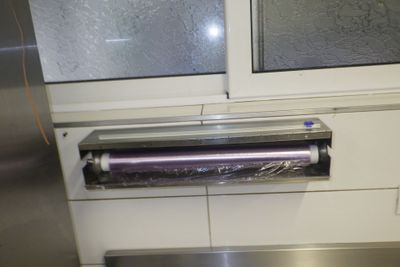 une photo d'un rouleau de papier d'aluminium posé sur un plan de travail de cuisine