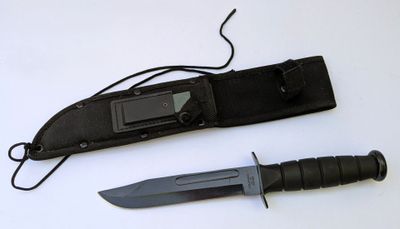un couteau posé à côté d'un couteau de poche