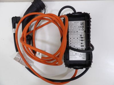 un gros plan d'un cordon orange relié à un bloc d'alimentation
