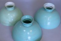 Lot de trois abat-jours en opaline teintée vert. (photo 3)