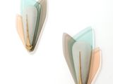 deux morceaux de verre avec une pointe dorée sur un fond blanc