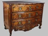 une photo d'une commode en bois avec des poignées en laiton
