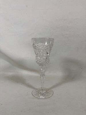 un verre posé sur une table
