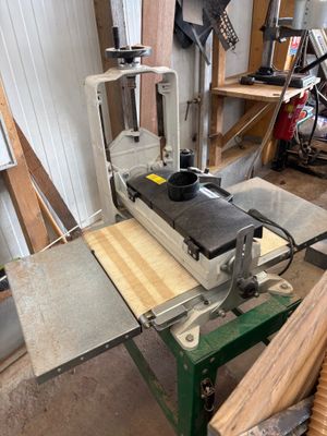 une machine posée sur une table