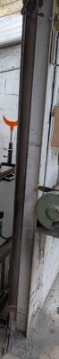 un homme qui descend une rue en skateboard