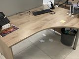 un bureau équipé d'un ordinateur et d'un clavier
