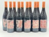 six bouteilles de vin rouge sont alignées