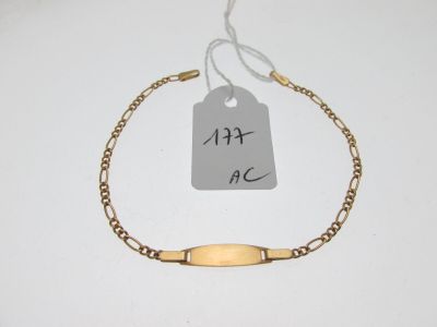 bracelet plaqué or avec une étiquette attachée, sur un fond blanc