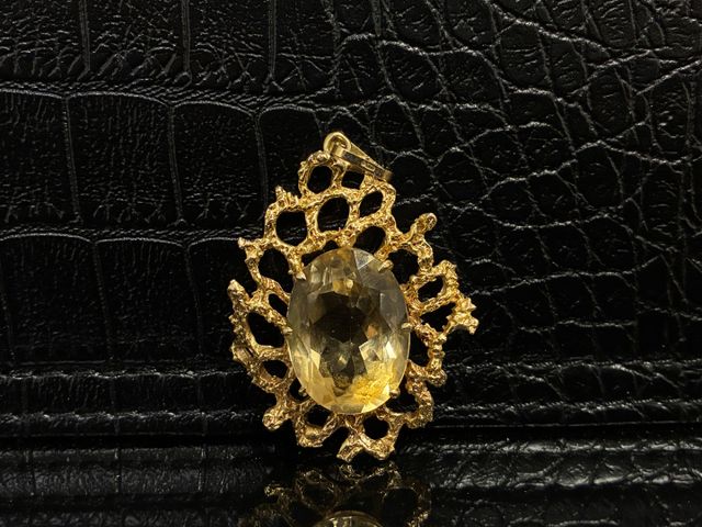 Pendentif en or 9 carats 375 millièmes ornée d’un cabochon jaune 