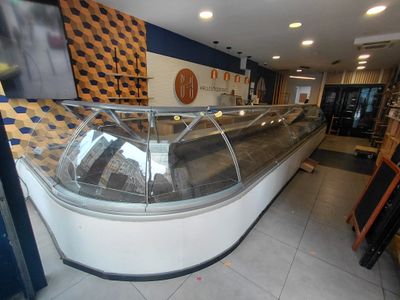 une photo du comptoir de charcuterie d'un magasin
