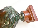 un gros plan d'une bouteille en verre munie d'un bouchon en bois