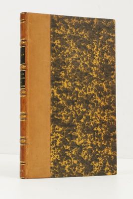 un livre à la couverture marron posé sur une table blanche