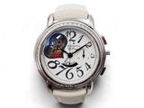 une montre blanche avec un cœur sur le cadran