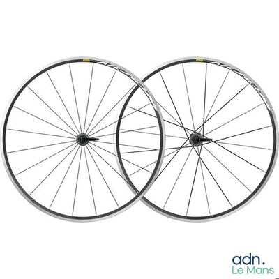 on voit une paire de roues sur un fond blanc
