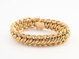 un bracelet en or au motif tressé
