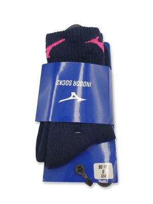 un gros plan sur une paire de chaussettes sur fond blanc