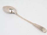 une cuillère en argent avec un manche de cuillère sur une surface blanche