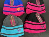 quatre bonnets de couleurs différentes sur fond noir