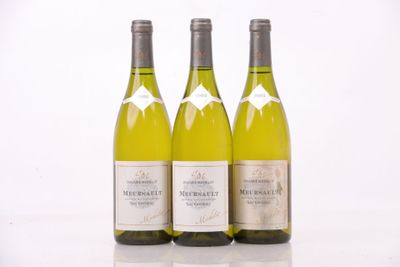 trois bouteilles de vin posées sur une table