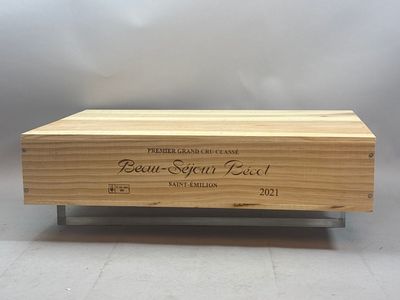 une boîte en bois avec une étiquette posée sur une table