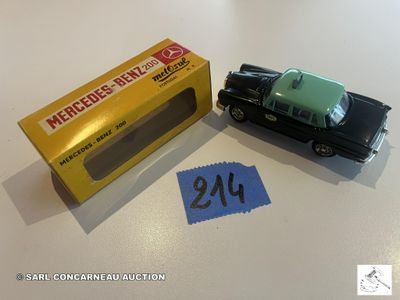 une voiture noire et une boîte jaune posée sur une table