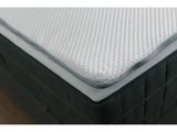 un gros plan d'un matelas posé sur un plancher en bois dans une pièce