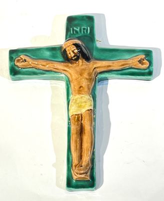 ABBAYE DE WISQUES. Crucifix en céramique émaillée.