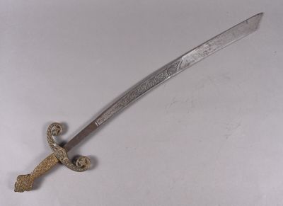 l'image d'une épée sur une surface blanche