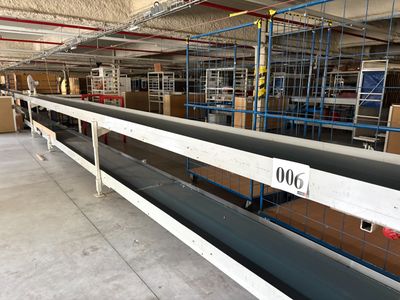 une longue rangée d'étagères dans un entrepôt rempli de cartons