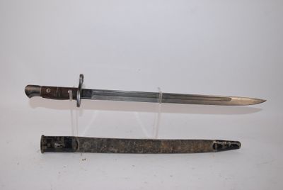 un couteau posé sur une table