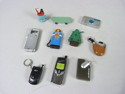 de nombreux téléphones portables et porte-clés de toutes sortes posés sur la table