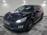 la photo d'une voiture noire garée dans un garage