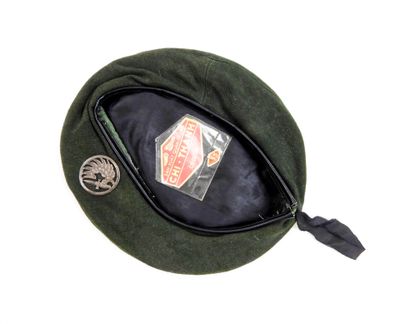 un béret vert orné d'un insigne
