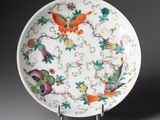 une image représentant une assiette blanche ornée de motifs colorés