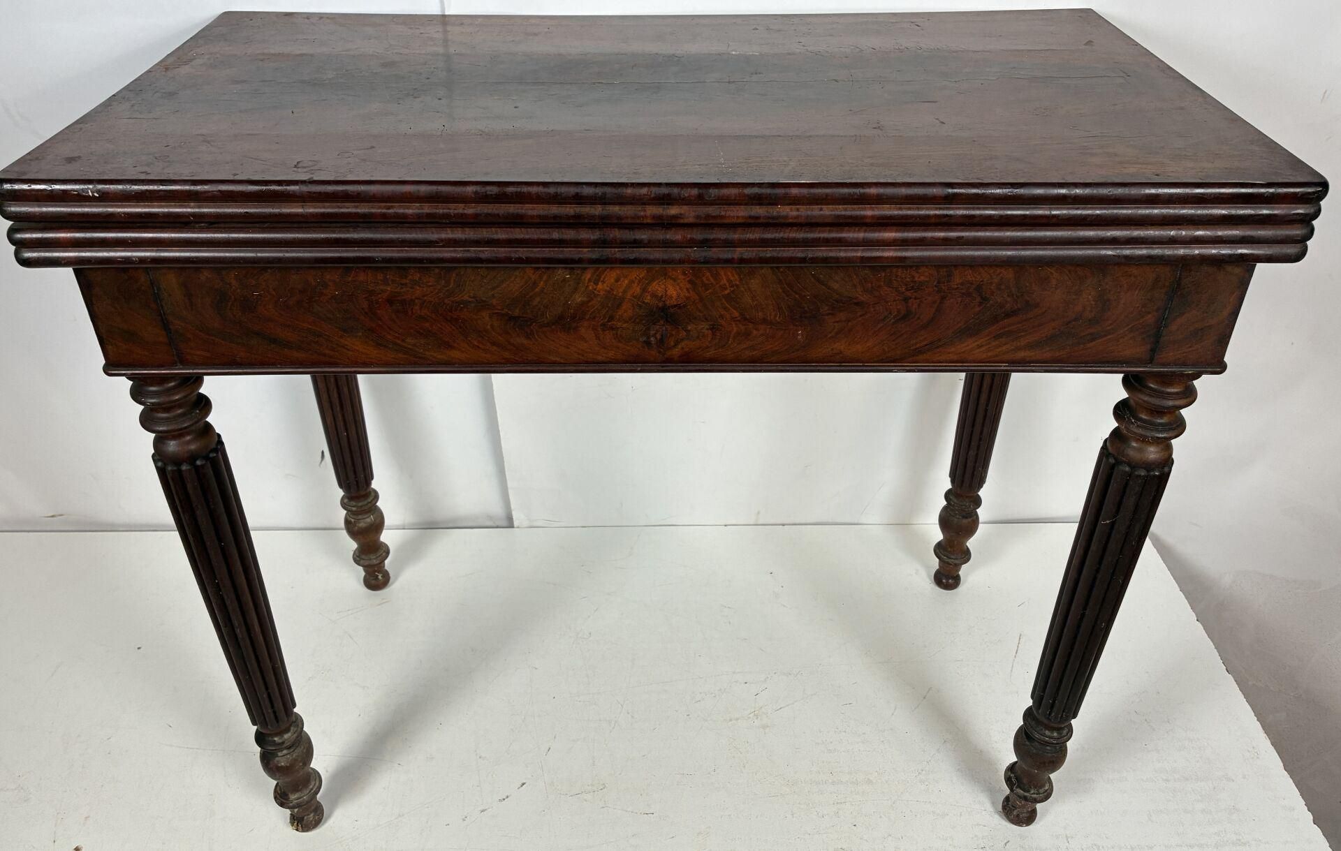 Table à jeu française, plateau s'ouvrant en portefeuille et …