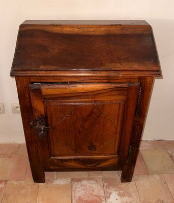 une petite table en bois surmontée d'un tiroir