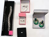 beaucoup de bijoux posés sur une table