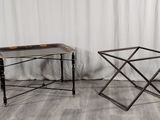 une paire de tables d'appoint en métal et en bois, munies de plateaux