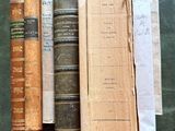 plusieurs vieux livres sont empilés sur une table