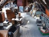 une pièce où il y a beaucoup d'affaires