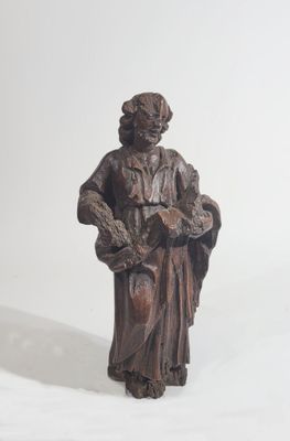 statue d'un homme coiffé d'un chapeau et vêtu d'une robe, tenant un livre