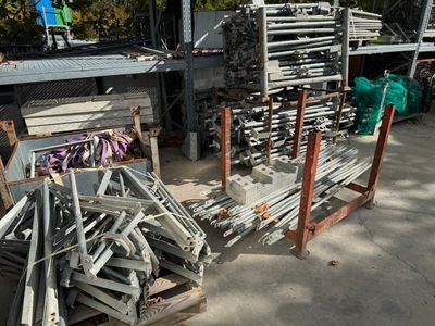 un gros tas d'objets métalliques posés sur une palette