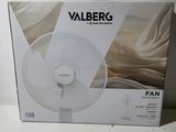 une boîte blanche contenant un ventilateur blanc