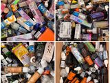 de nombreux types différents de bouteilles en plastique dans une boîte