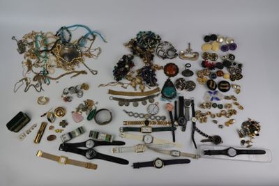 de nombreux types de bijoux sur la table