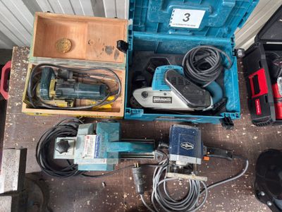 une boîte d'outils posée sur une table